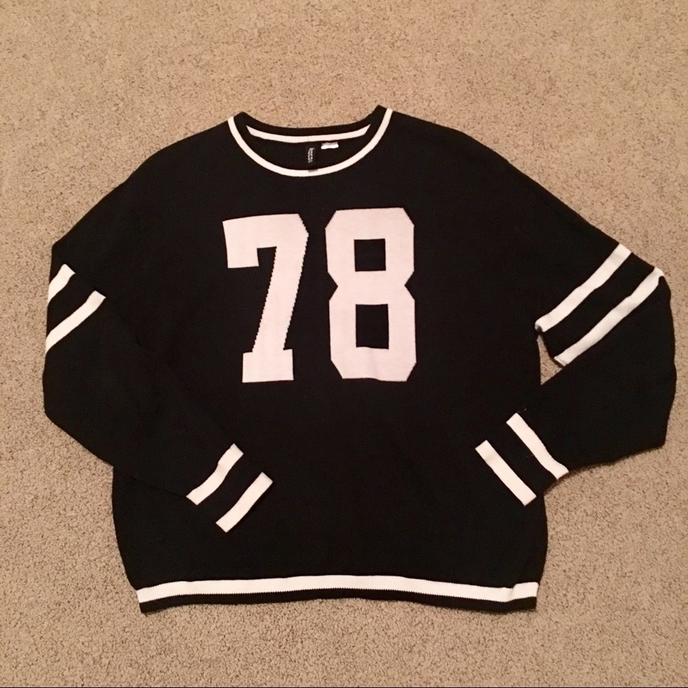 Black and white jersey-like pull over sweater